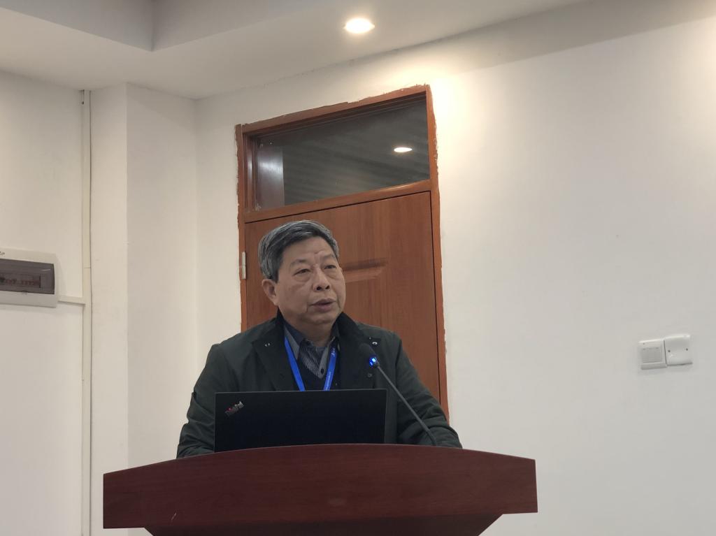 (图为谭海鸥副校长主持会议)